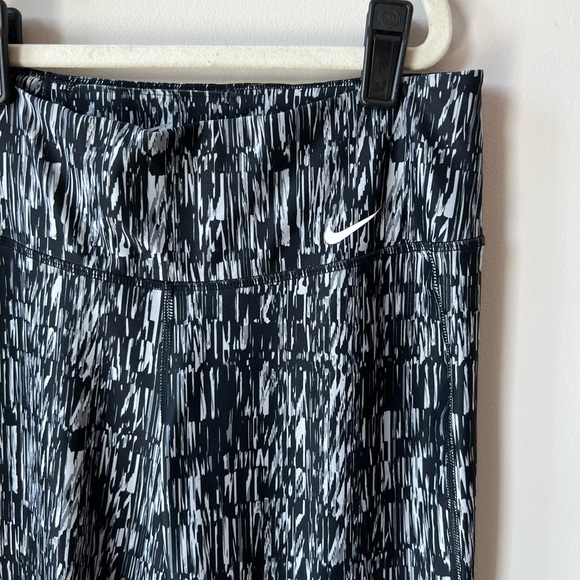 Nike Patterned Capri Leggings - Picture 4 of 7